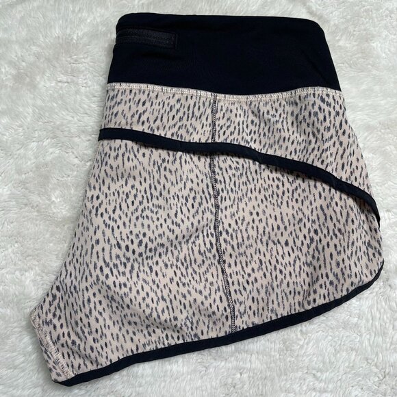 Lululemon Women's Dottie Dash Grain Black Tracker Shorts III Size 6 - Picture 3 of 6